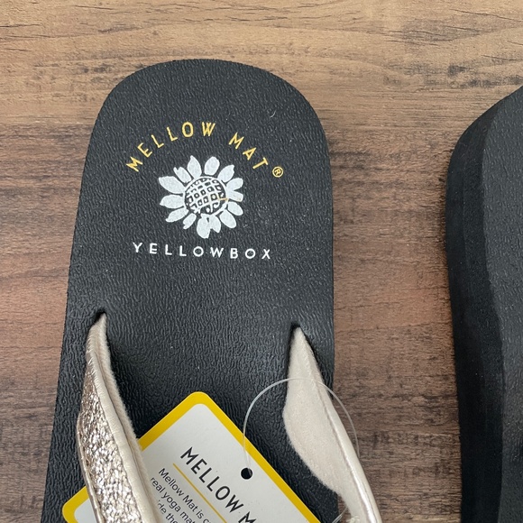 Yellow box Mellow Mat flip flops with metallic gold straps. Size 7.5, NWT - Picture 3 of 6